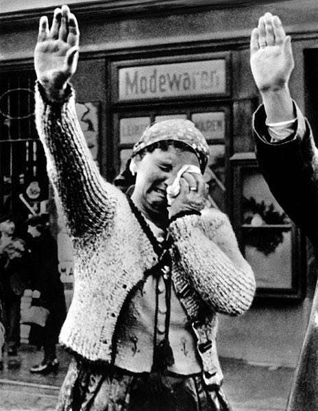 گريه زن لهستاني هنگام ورود نيروهاي آلماني به كشورش در حالي كه به اجبار سلام نازي ميدهد، سال 1939.